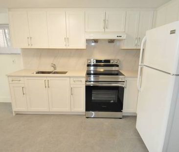 For Rent: 2 Bedroom near Skytrain **** - Photo 2