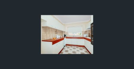 Rare Supersized Apartment! - Photo 4