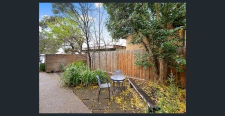 CHARMING 1 BEDROOM APARTMENT NEAR ALPHINGTON TRAIN STATION! - Photo 3