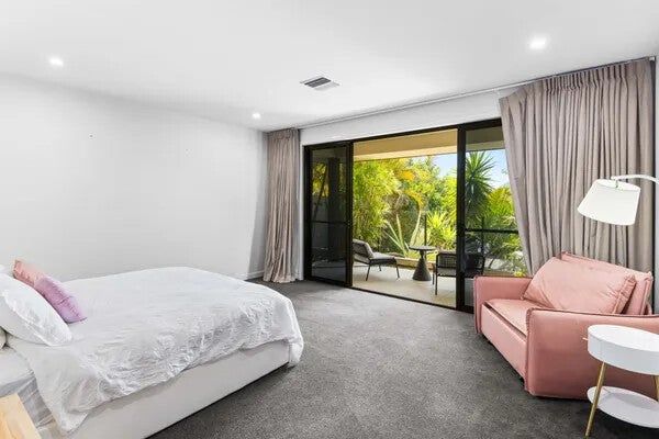 Helensvale - Photo 1