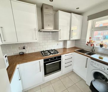 2 bedroom mews to rent - Photo 6