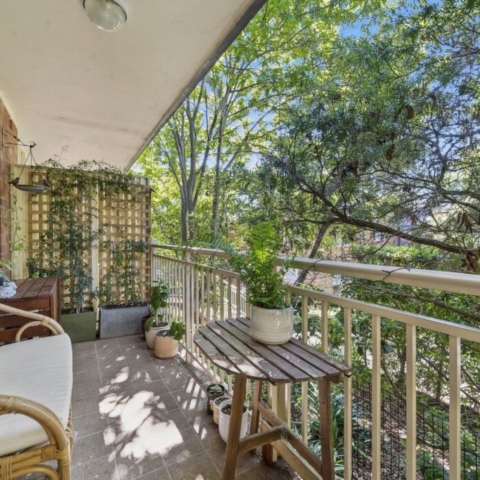 BEAUTIFULLY RENOVATED ONE BEDROOM - set off Pacific Highway lovely and quiet. - Photo 1