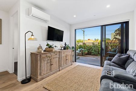 Ground Floor 2 Bedroom, 2 Bathroom Apartment With Private Deck! - Photo 5