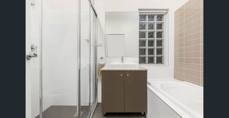 Ultra-Convenient Spacious Modern Apartment - Photo 2