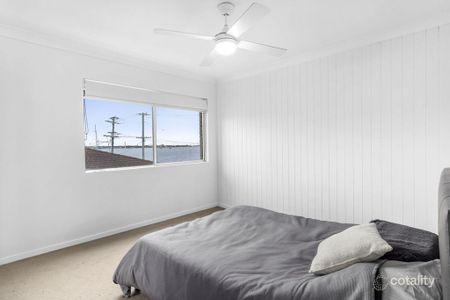 Spacious Two-Level Apartment – Stunning Water Views - Photo 4