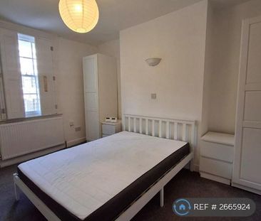 4 bedroom semi-detached house to rent - Photo 2