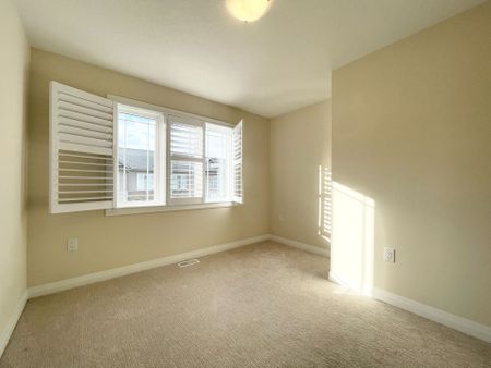 For Lease - 33 Laguna Village Crescent, Hamilton, Ontario - Photo 3