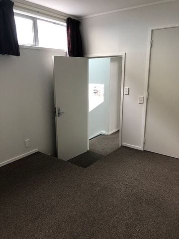 Large 4 Bedroom Apartment - Photo 4