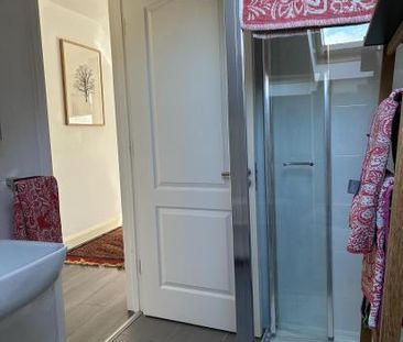 Bright double room in a spacious, calm flat in Turnpike Lane, Mon–Fri - Photo 3