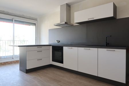 Location Appartement 5 pièces 87m² ST ETIENNE 42000 - Photo 2