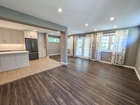 Spacious 4-Bedroom Home with Hot Tub in Niagara-On-The-Lake! - Photo 4