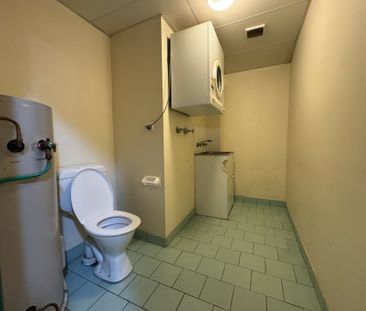 GROUND FLOOR UNIT! 2 minute walk to Shops & Station - Photo 5