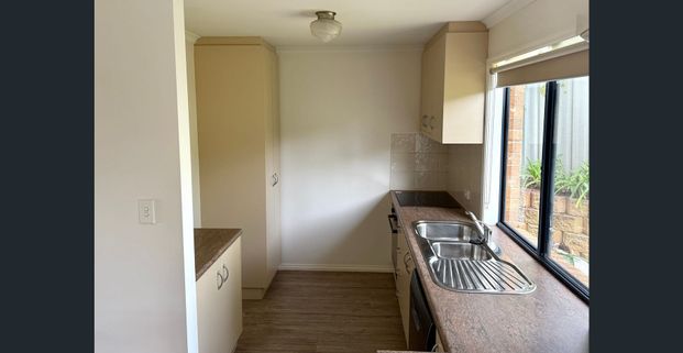 Superbly located sandstone-fronted villa - Photo 1