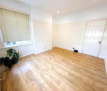 3 bedroom flat to rent - Photo 4