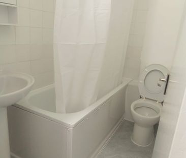 1 Bed Terraced House, Knightland Road, E5 - Photo 2