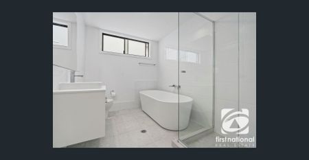 Modern Luxury Townhouse in Oran Park! - Photo 2