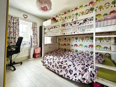 Walker Crescent, Langley, SL3 - Photo 5