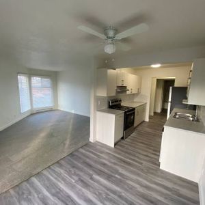 2 bedroom TOP FLOOR fully renovated suite!! Early move-in possible! - Photo 2