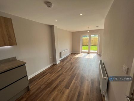 3 bedroom semi-detached house to rent - Photo 2