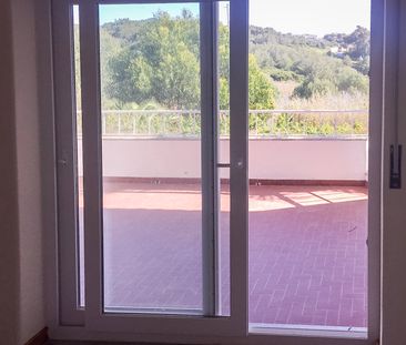 Spacious 3-bed home with garden & pool in quiet Guincho area - Photo 1