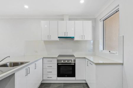 Brand New 2 Bedroom 2 Bathhrom Ground Floor Unit - Photo 3