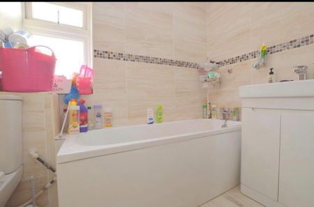 2 Bed End Terrace, Ellenhall Close, LU3 - Photo 2