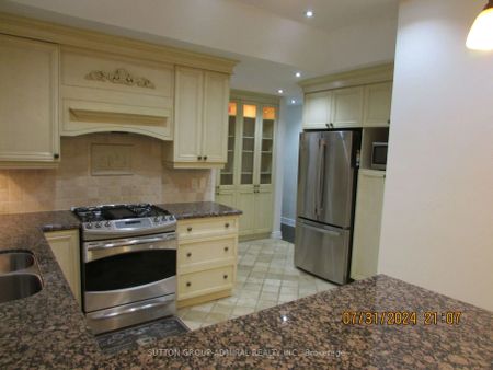 Detached Home For Lease | N9244900 - Photo 5