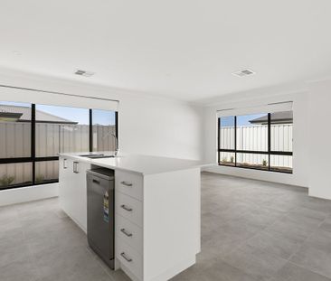 Spacious & Stylish Brand New 5x2 Family Home in Prime Pinjarra Loca... - Photo 6