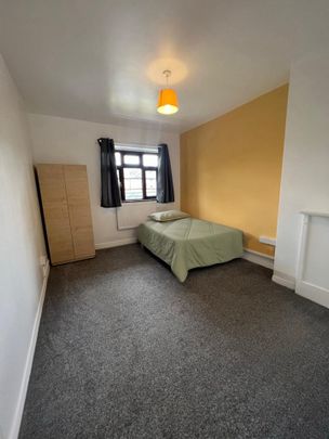 Room in a Shared Flat, London, SW4 - Photo 1