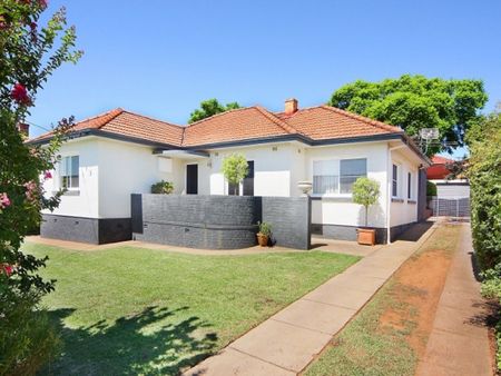 ***CENTRAL WEST TAMWORTH - Large Family Home - Photo 2