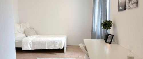 Erstklassiges Zimmer in moderner WG frei ! – zentral & ruhig wohnen in Frankfurt - Unterliederbach - Photo 1