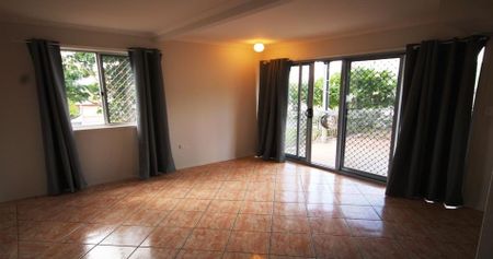 Large 5 bedroom home with amazing views. - Photo 2