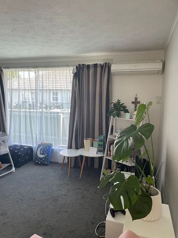 Sunny, Spacious 3-Bedroom Home near Trentham Park - Photo 2