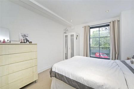 Large 2 bed 2 bath located within a secure modern development - Photo 4