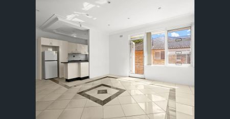 Conveniently Located Two Bedroom Apartment - Photo 5