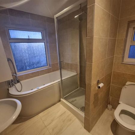 4 bedroom semi-detached house to rent - Photo 3