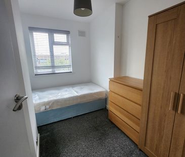 Room in a Shared Flat, Imperial Drive, HA2 - Photo 2