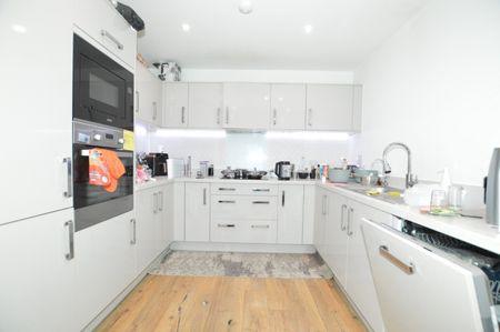 3 Bed Flat, Mahindra Way, E6 - Photo 3