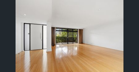 Modern 3-Bedroom Town House in a Prestigious Leafy Location - Photo 3