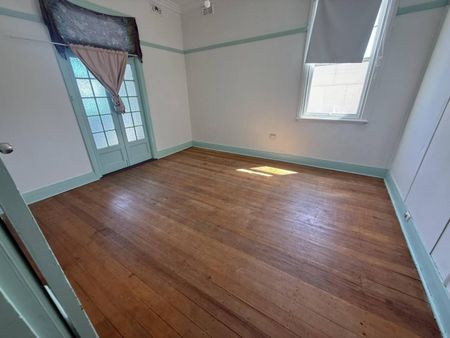 BIG UPSTAIRS FLAT WITH RECENT RENOVATIONS - Photo 2