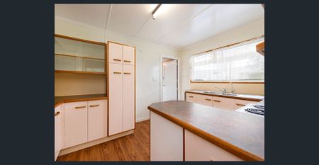 NEAT AND TIDY 3 BEDROOM FULLY FENCED HOME - WALK TO SCHOOLS - Photo 2