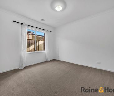 MODERN FAMILY LIVING IN CRANBOURNE EAST | 12 MOSSEY CRESCENT - Photo 4