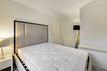 2 bedroom flat in South Kensington - Photo 4