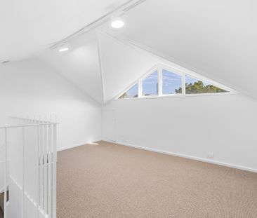 Spacious Renovated 3 Bedroom Townhouse in the Heart of Neutral Bay - Photo 3