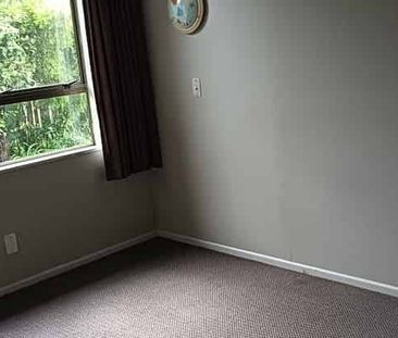 Spacious family home in Maungaraki - Photo 3