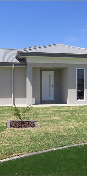 Three-Bedroom Modern House - Photo 2