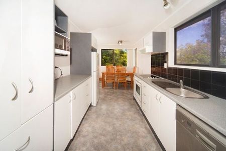 Spacious 5BR Family Haven with Deck & Garden - Photo 2