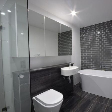 Modern 3-Bed Apartment with Double Parking in the Heart of Mascot - Photo 3