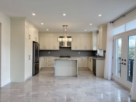 For Lease - 22 Upbound Court, East Gwillimbury, Ontario - Photo 3