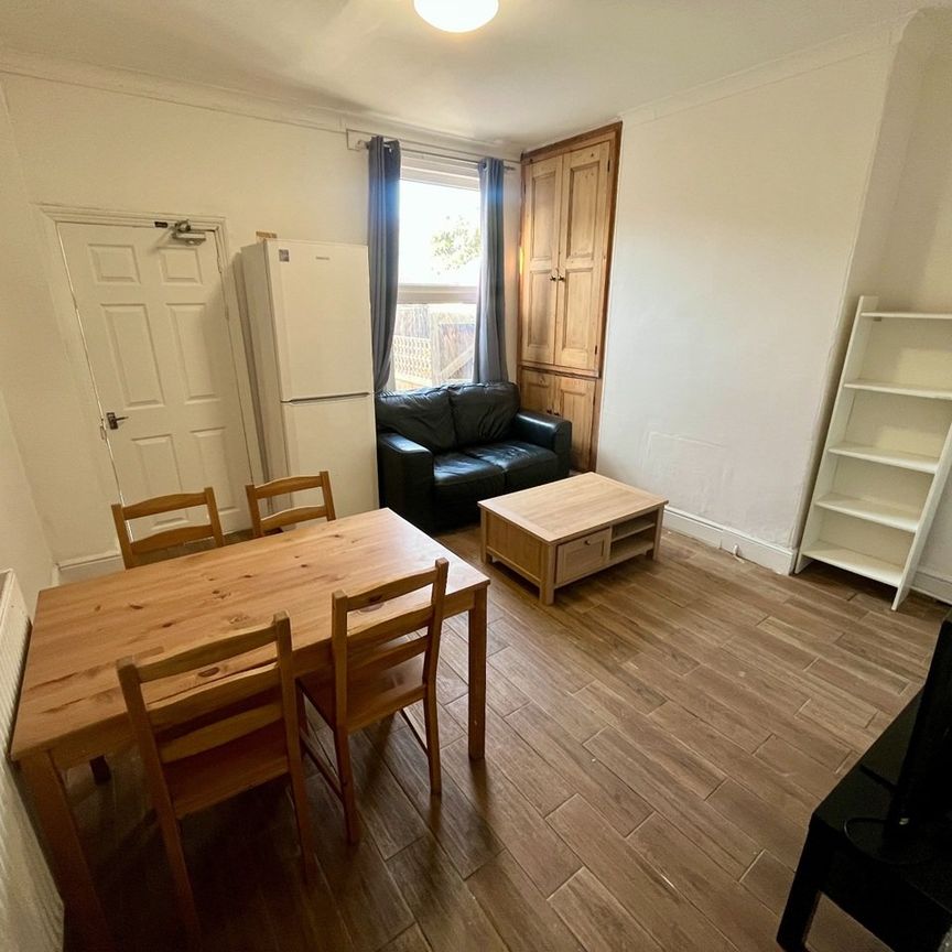 Room in a Shared House, City Road, NG7 - Photo 1
